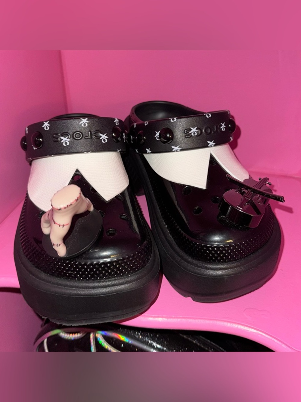 CROCS WEDNESDAY ADDAMS STOMP PLATFORM CLOG WITH JIBBITZ WOMENS 6 MENS 4
